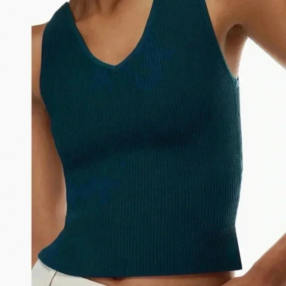 Aritzia color herbage green
Sculpt Knit Double V Tank Size S - Picture 3 of 6